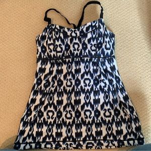 Lululemon Athletica Tank Top Big Lululemon logo print size 6 Paded